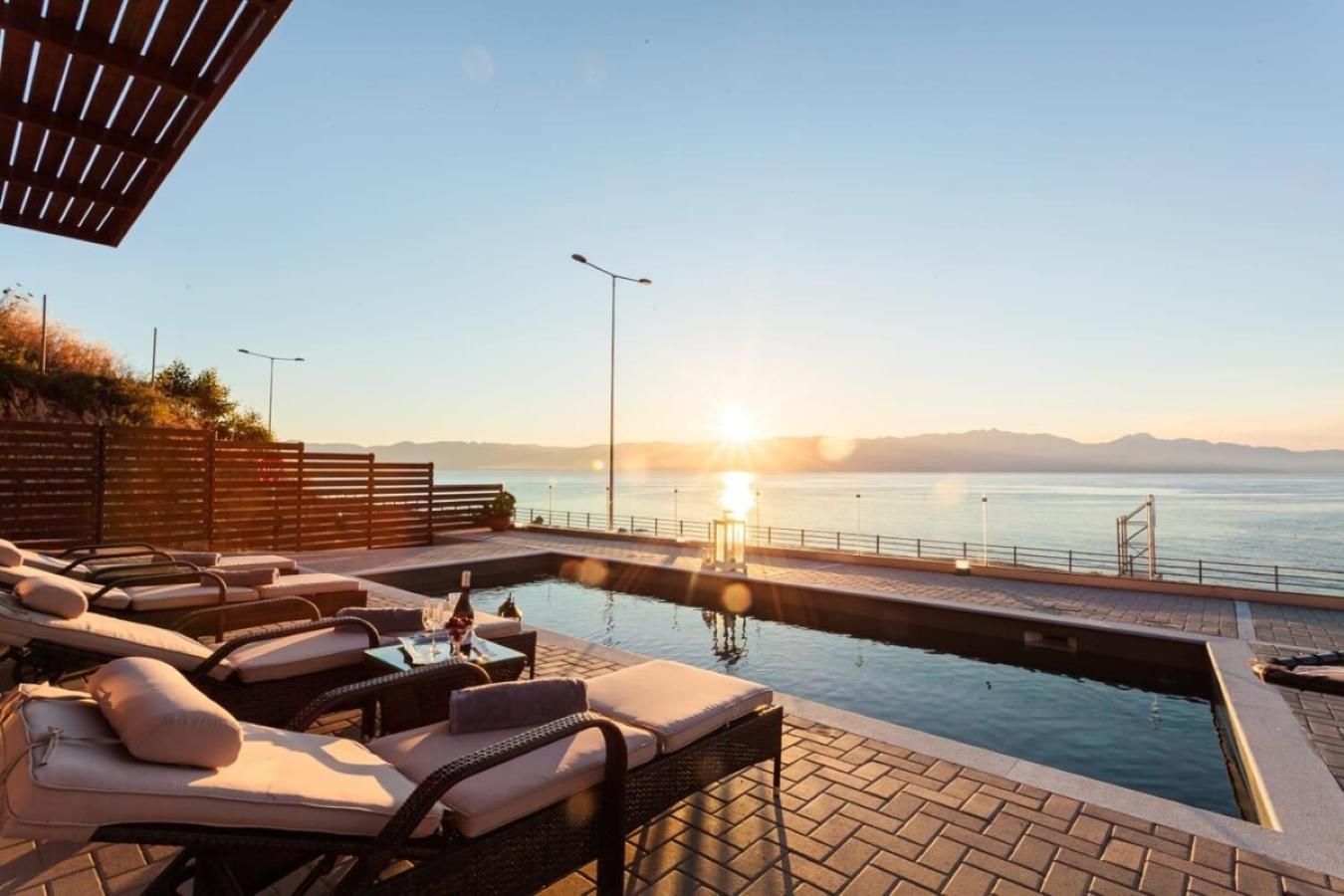 Seaside Summer Bliss - Aurora Luxury Pool Paradise Petalídhion Eksteriør bilde
